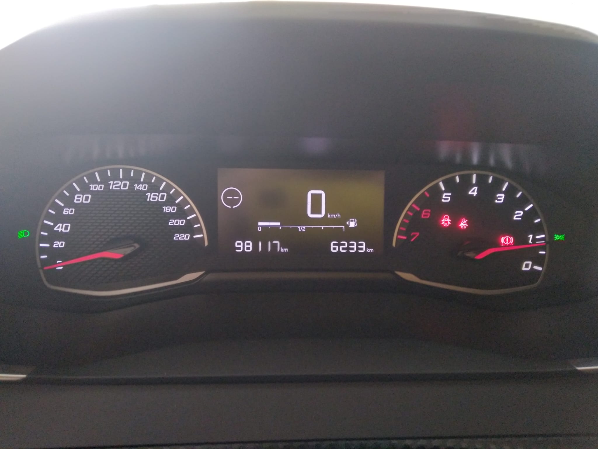 
								PEUGEOT 2008 Active BlueHDI full									