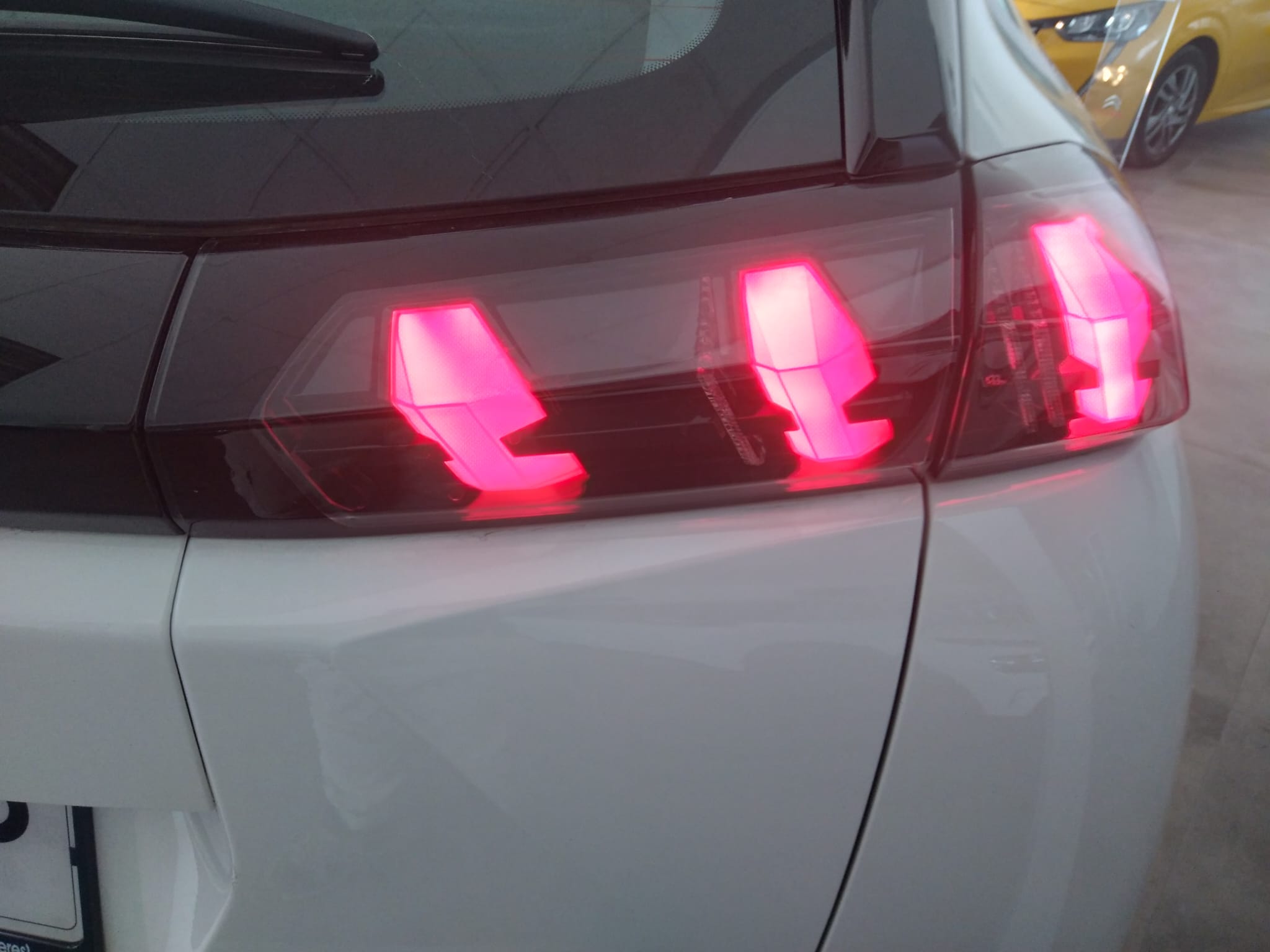 
								PEUGEOT 2008 Active BlueHDI full									