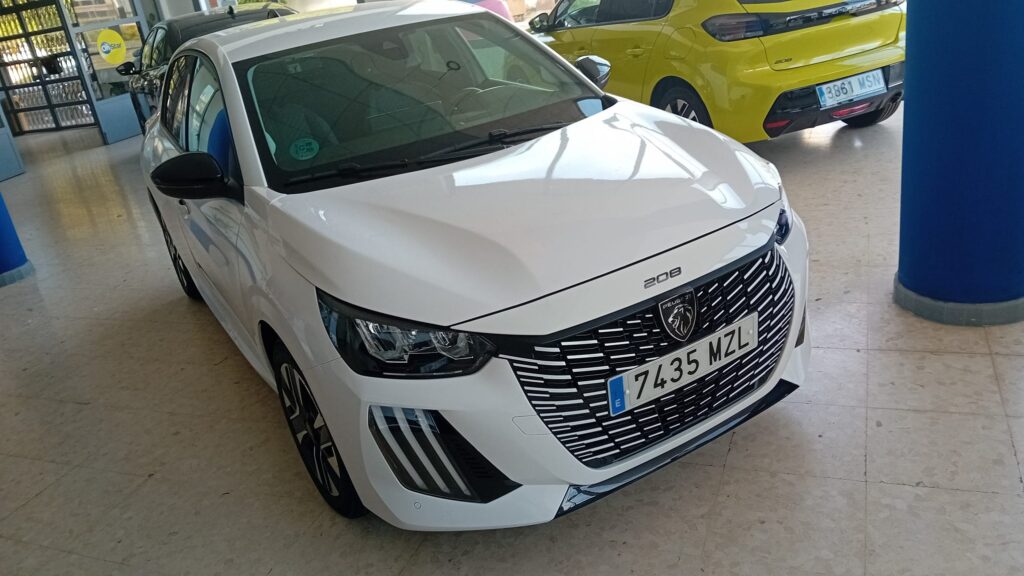 Peugeot 208 Allure PureTech 100 CV blanco en Automóviles Moralo