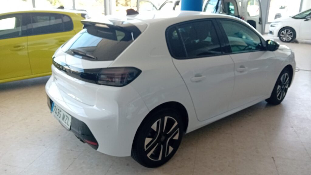 Peugeot 208 Allure PureTech 100 CV blanco en Automóviles Moralo