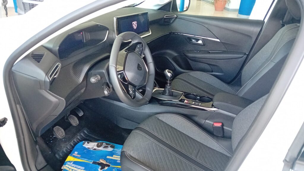 Peugeot 208 Allure PureTech 100 CV blanco en Automóviles Moralo