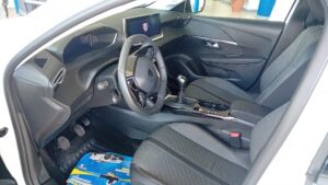 Peugeot 208 Allure PureTech 100 CV blanco en Automóviles Moralo