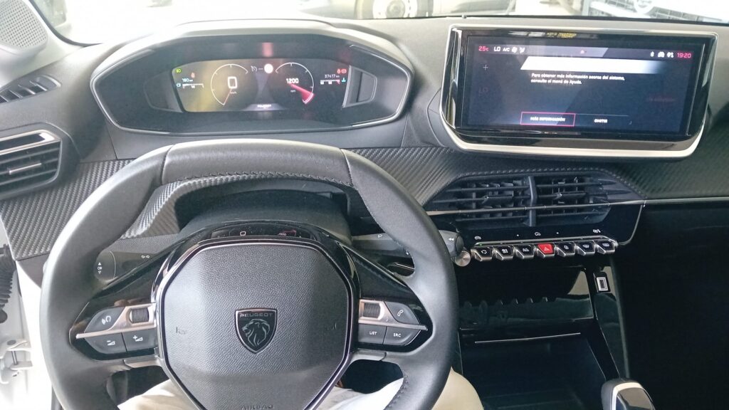 Peugeot 208 Allure PureTech 100 CV blanco en Automóviles Moralo