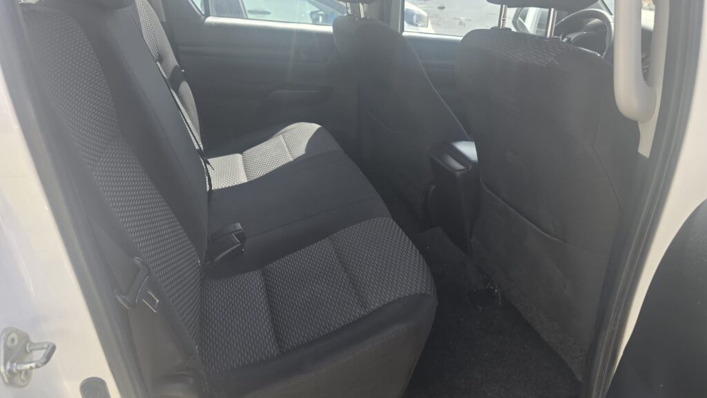 Toyota Hilux 2.4 D-4D 150 CV Doble Cabina blanca en Automóviles Moralo