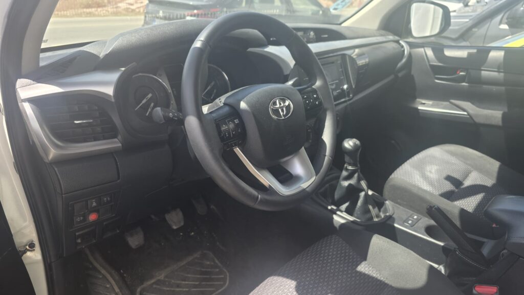 Toyota Hilux 2.4 D-4D 150 CV Doble Cabina blanca en Automóviles Moralo