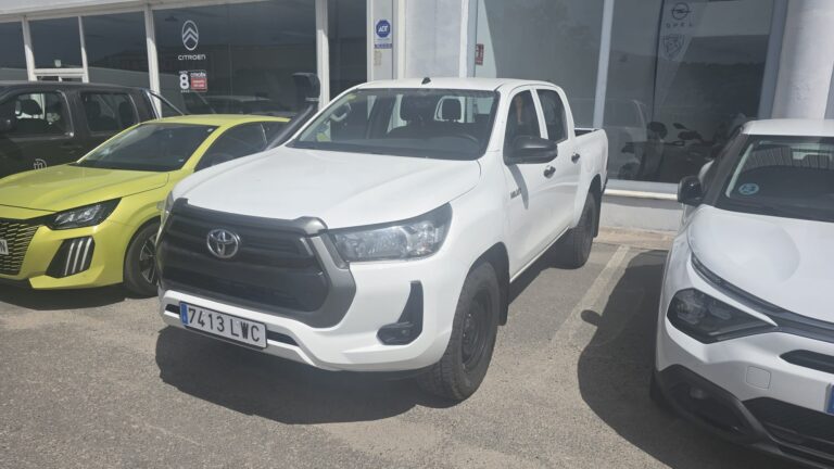 Toyota Hilux 2.4 D-4D 150 CV Doble Cabina blanca en Automóviles Moralo