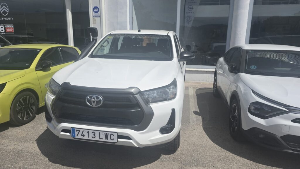 Toyota Hilux 2.4 D-4D 150 CV Doble Cabina blanca en Automóviles Moralo