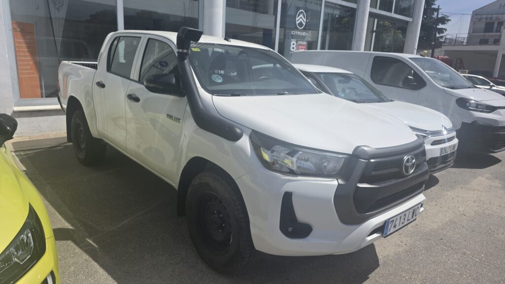 Toyota Hilux 2.4 D-4D 150 CV Doble Cabina blanca en Automóviles Moralo