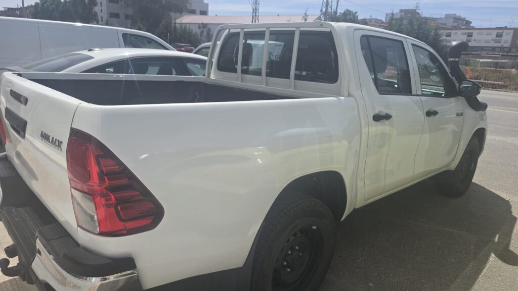 Toyota Hilux 2.4 D-4D 150 CV Doble Cabina blanca en Automóviles Moralo