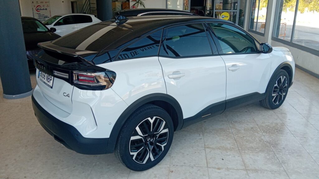 Citroën C4 1.2 PureTech 130 CV Max blanco con techo bitono en Automóviles Moralo